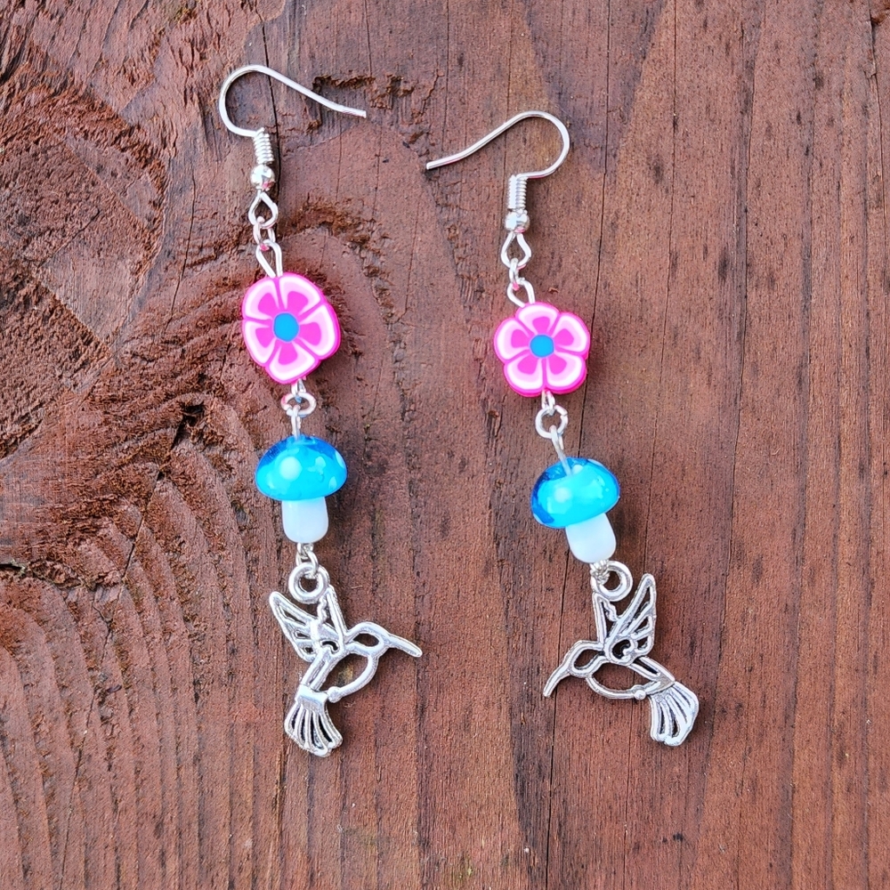 🥳SALE🥳🦙🐦🍄 Spring in the air! Hummingbird mushroom dangle earrings - Picture 8 of 11